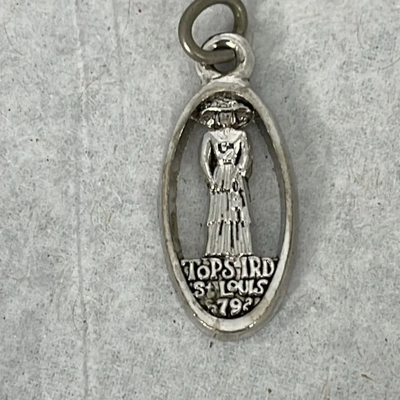 5/$25 VINTAGE 1979 TOPS Charm Pendant Silver Toned IRD-St.Louis - Picture 5 of 5
